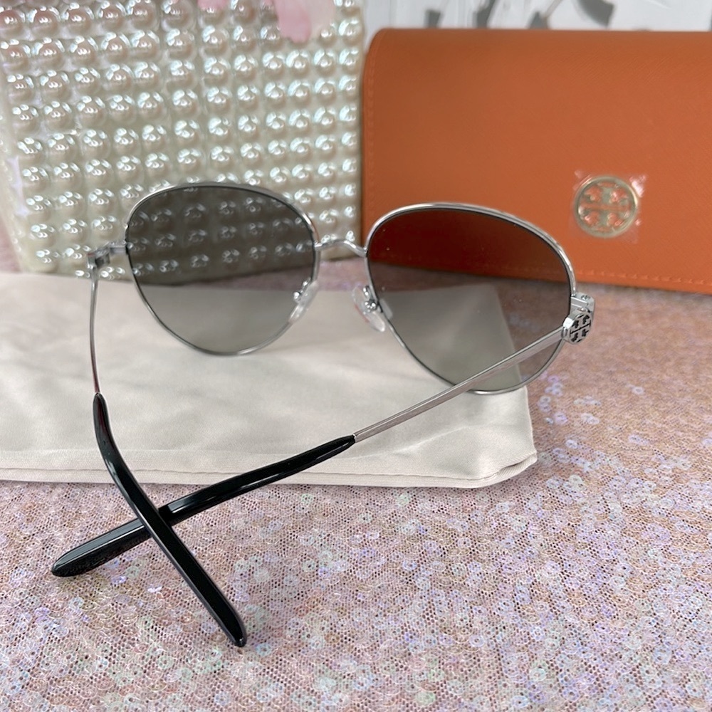 TORY BURCH SILVER AVIATOR SUNGLASSES with dust bag (case not included) NWOT